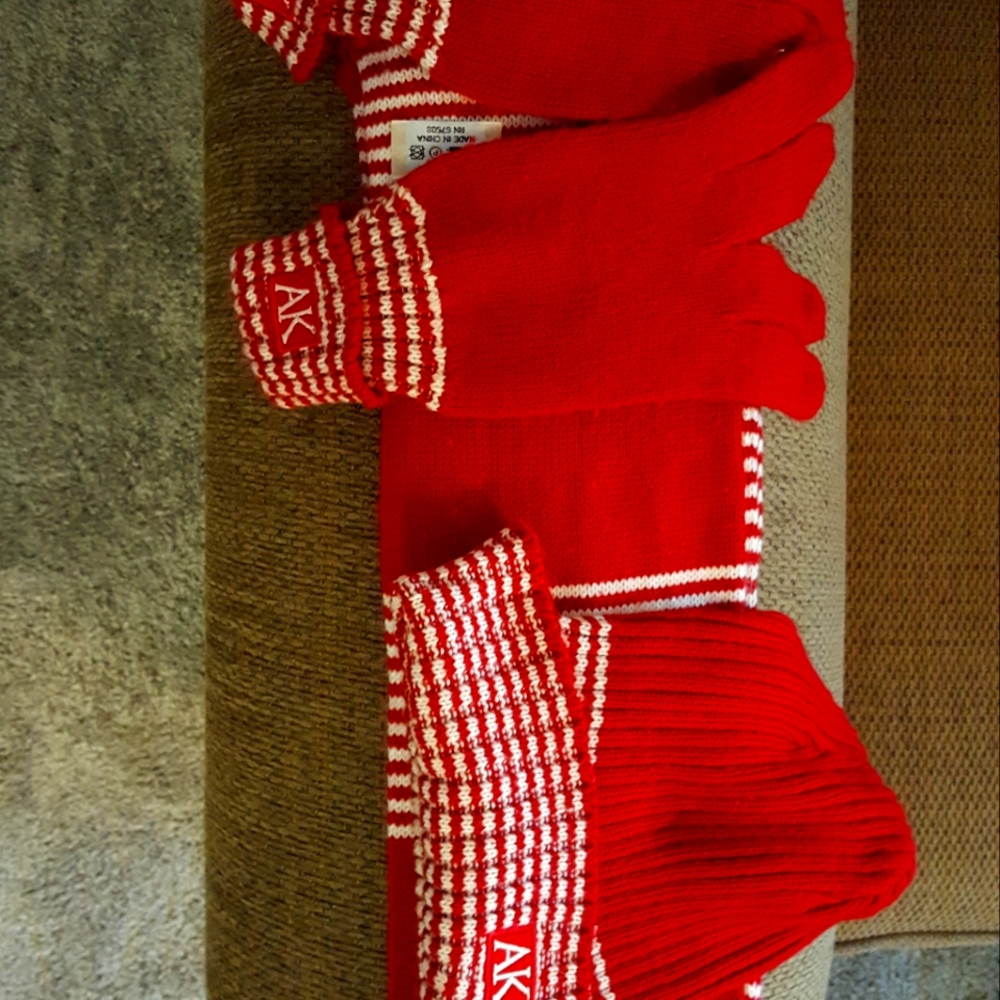 Anne Kline red white hat glove scarf